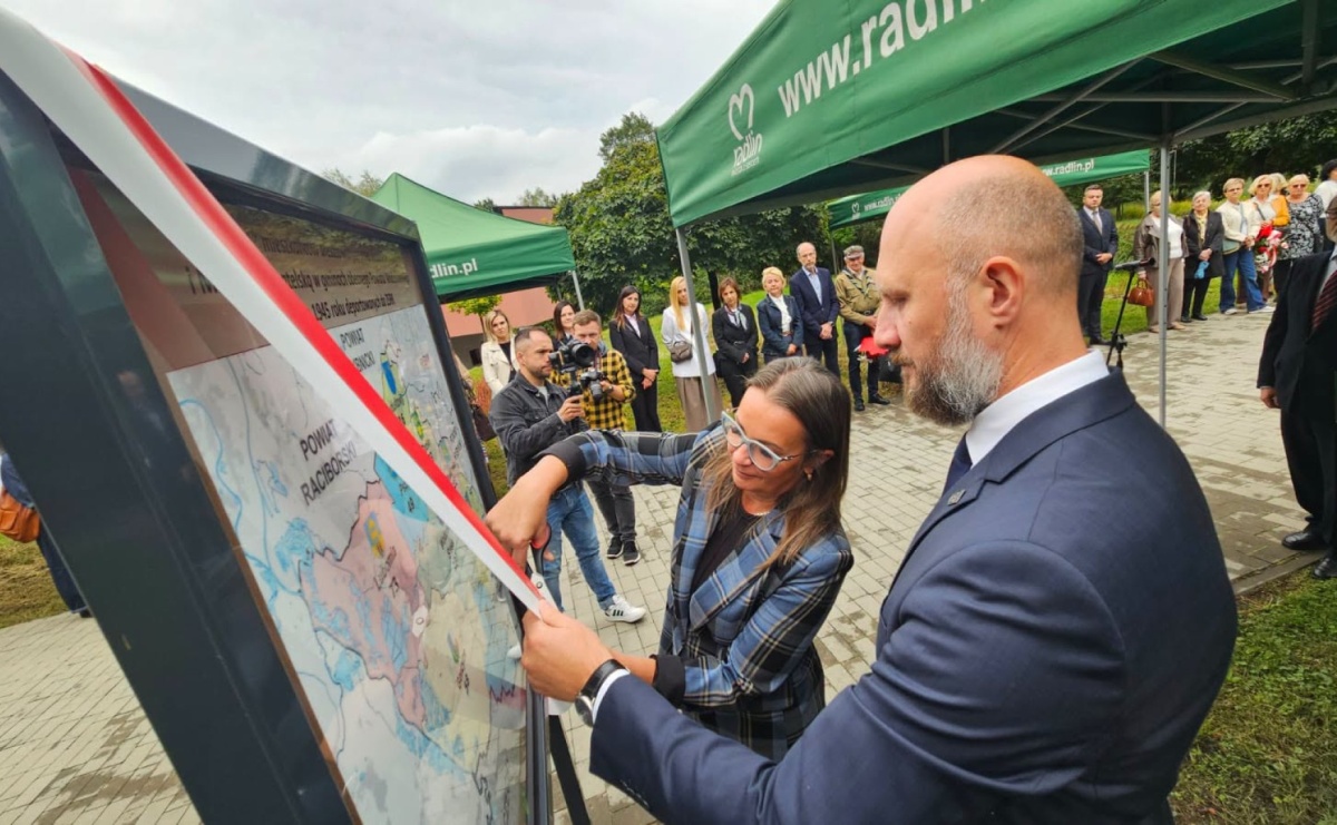 Tu historia wciąż boli. W Parku Jordanowskim w Radlinie odsłonięto nową tablicę - Serwis informacyjny z Raciborza - naszraciborz.pl