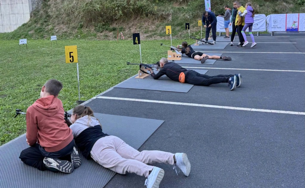 Biathlon od kuchni. Mieszkańcy mogli spróbować swoich sił na strzelnicy MOSiR Centrum - Serwis informacyjny z Raciborza - naszraciborz.pl