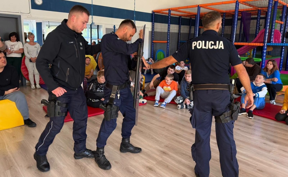 Mundur, policyjny sprzęt i odrobina adrenaliny. Podopieczni RAFY poznali pracę policjantów - Serwis informacyjny z Raciborza - naszraciborz.pl