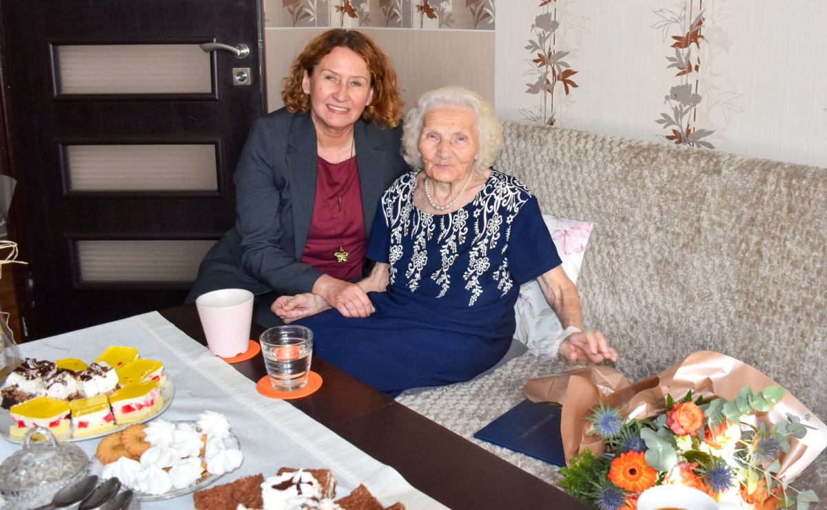 Pani Jadwiga skończyła 90 lat. Wciąż kocha muzykę, taniec i Jaka to melodia? - Serwis informacyjny z Raciborza - naszraciborz.pl
