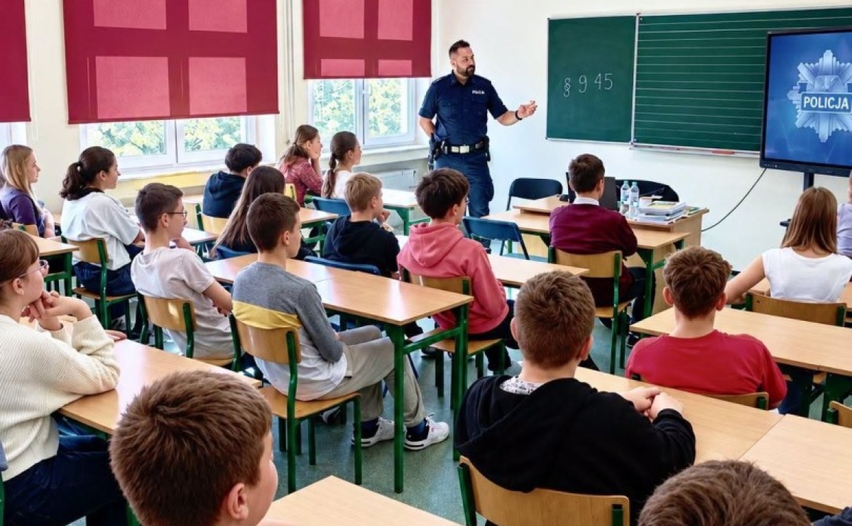 Hulajnoga to nie zabawka. Policjanci rozmawiali z uczniami w Lubomi - Serwis informacyjny z Raciborza - naszraciborz.pl