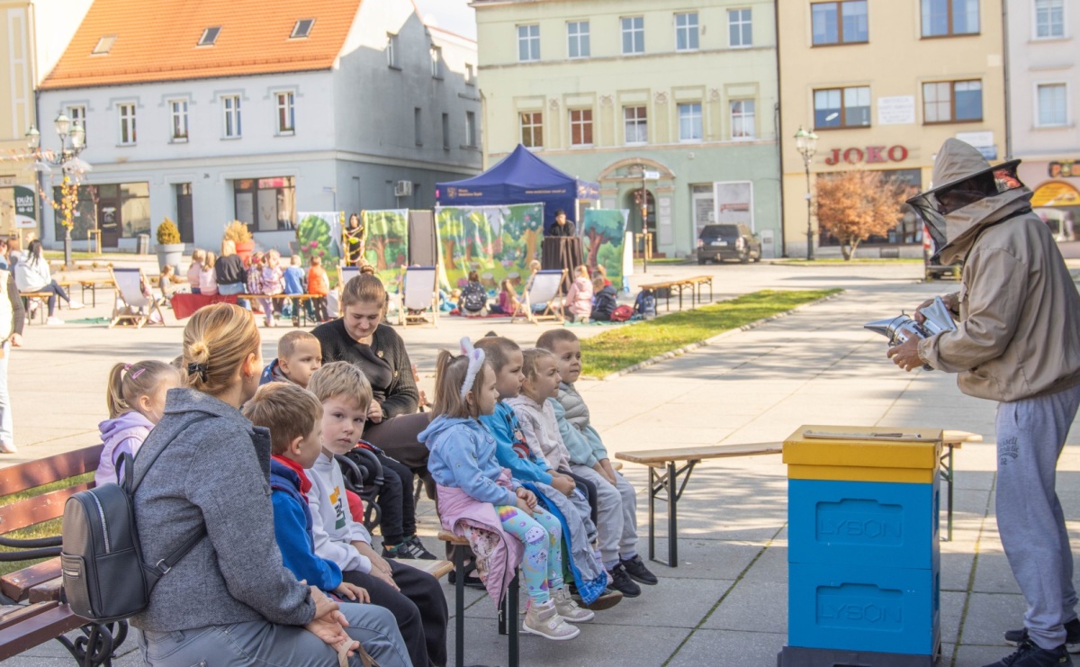 Smog, pszczoły i segregacja odpadów. EkoPoranek na rynku w Wodzisławiu - Serwis informacyjny z Raciborza - naszraciborz.pl