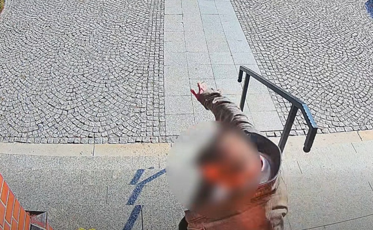 Kopał w drzwi urzędu i niszczył dekoracje. Wandal w Wodzisławiu Śląskim - Serwis informacyjny z Raciborza - naszraciborz.pl