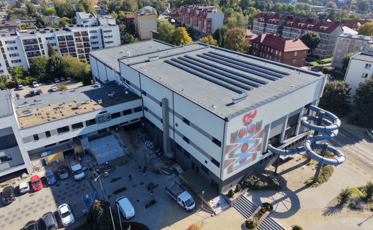 MOSiR Radlin zmienia się z dnia na dzień. Zdjęcia z drona pokazują postępy prac - Serwis informacyjny z Raciborza - naszraciborz.pl
