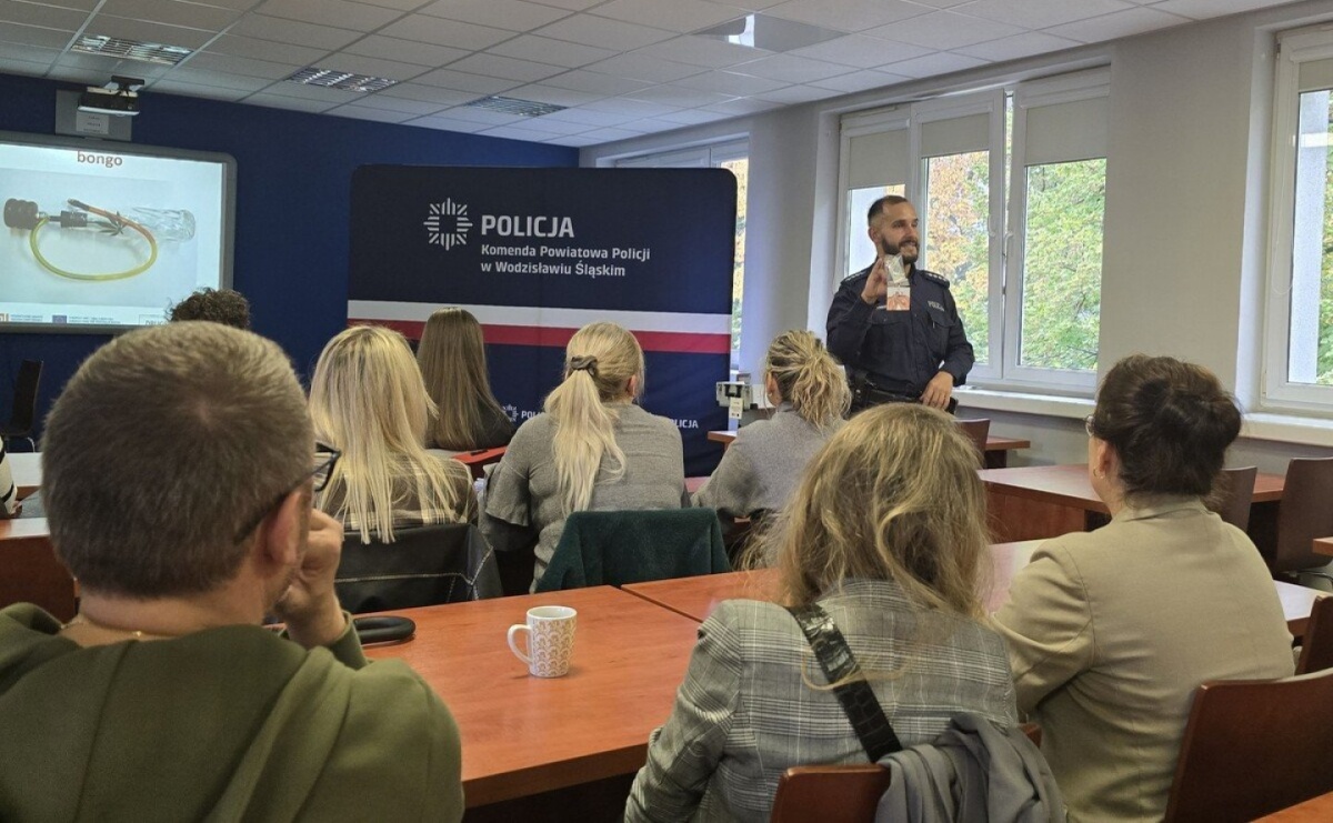 Policjanci szkolili pracowników socjalnych. Chodzi o rozpoznawanie zagrożeń i własne bezpieczeństwo - Serwis informacyjny z Raciborza - naszraciborz.pl