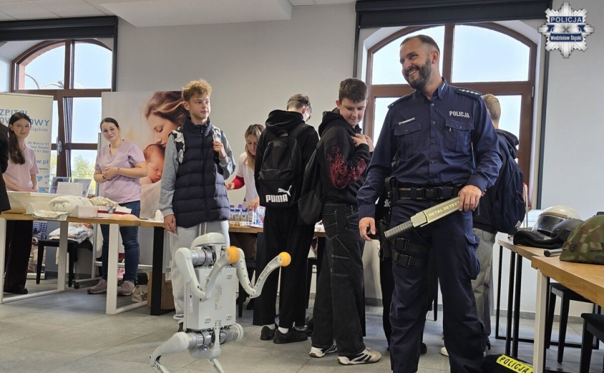Ponad 350 uczniów na Stacji Kariery w Wodzisławiu. Policjanci zachęcali do służby - Serwis informacyjny z Raciborza - naszraciborz.pl
