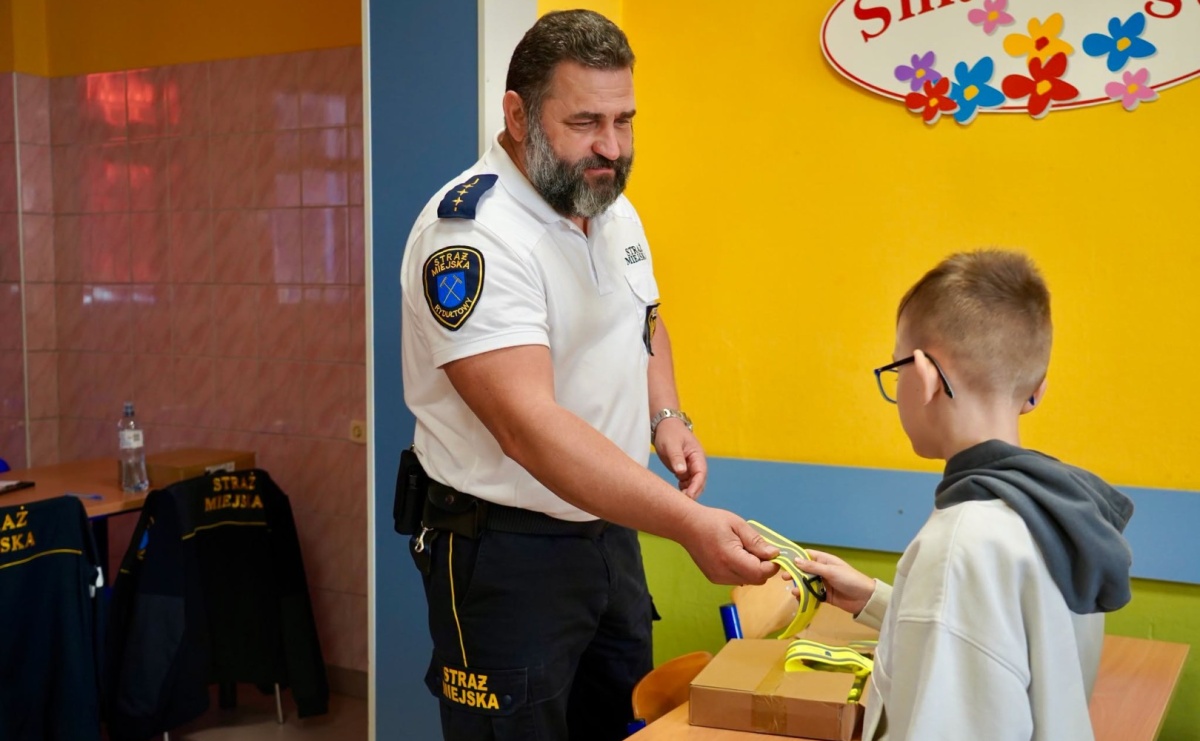 Odblaski dla uczniów SP1 w Rydułtowach. Strażnicy miejscy przypomnieli o bezpieczeństwie - Serwis informacyjny z Raciborza - naszraciborz.pl