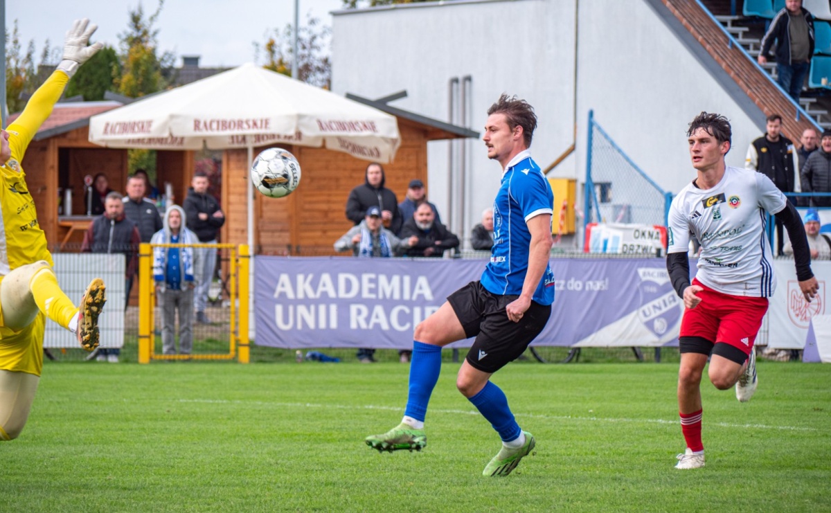 Sędzia temperował ich zapędy kartkami, Racibórz golami. Unia Racibórz wygrywa derby z imienniczką [FOTO] - Serwis informacyjny z Raciborza - naszraciborz.pl