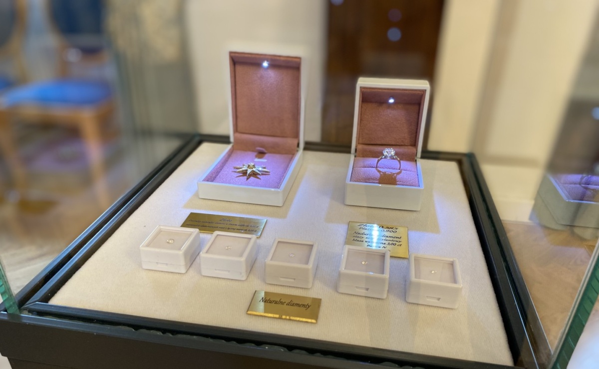 Historyczna biżuteria o wartości ponad 103 tys. zł trafiła do Muzeum w Wodzisławiu Śląskim - Serwis informacyjny z Wodzisławia - naszwodzislaw.com